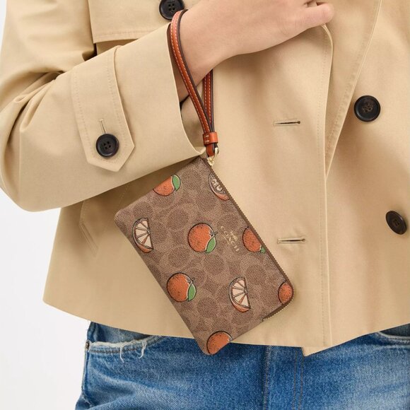 🍊Coach Corner Zip Wristlet In Signature Canvas With Orange Print - Picture 2 of 6